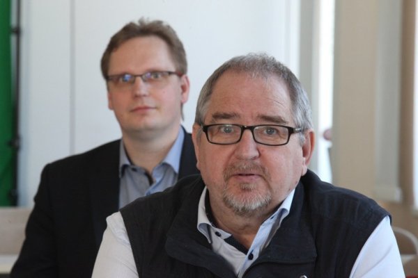 Dietmar Sommer trägt furchtbare Erinnerungen an seine Kinder-Kur im Schwarzwald mit sich herum. Die Eindrücke wurde er niemals los. Landtagsabgeordneter Dennis Maelzer (links) will dem Phänomen „Verschickungskinder" auf den Grund gehen und hat eine Kleine Anfrage an die Landesregierung gestellt. Nun hat er eine Antwort bekommen. - © Vera Gerstendorf-Welle