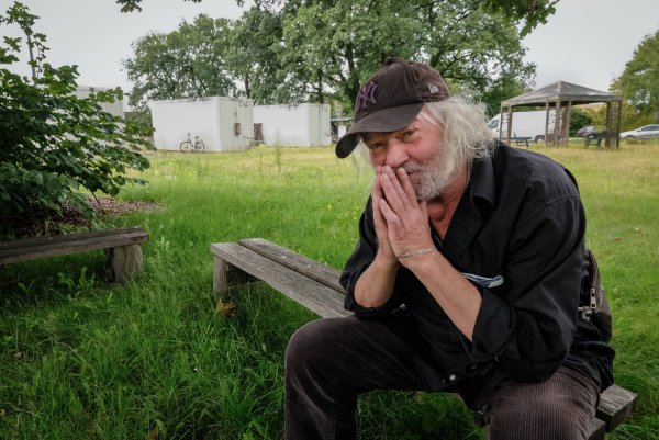 Hans, Spitzname Handu, hat ein bewegtes Leben hinter sich: Drogen, Knast, Obdachlosigkeit. All das hat ihn krank und hilfsbedürftig gemacht. - © Susanne Lahr