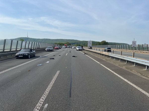 Zahlreiche Kleidungsstücke – darunter ein Brautkleid – landeten auf dem Ostwestfalendamm. - © Polizei Bielefeld