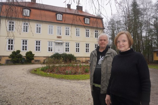 Sigrun Brunsiek und Josef Spiegel haben das Wasserschloss in Reelkirchen vor zehn Jahren gekauft und einen gemeinnützigen Verein zur Erhaltung und kulturellen Nutzung gegründet. - © Michaela Weiße