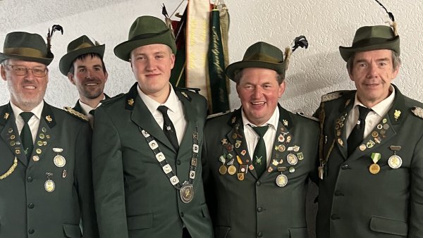 Freuen sich aufs Schützenfest: (von links) Oberst Hartmut Rissiek, Dennis Steinmeier (Fahnenabordnung), Schützenkönig Malte Wiehemeier, der erste Vorsitzende Jörg Wagner und Major Ralf Wiehemeier. - © Schützen Harzberg-Glashütte