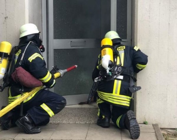 Rauch quillt den Lehrgangsteilnehmern entgegen. - © Feuerwehr Lügde