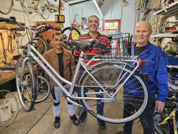 Khodaidad Mohammad Quadir (von links), Mohammad Reza Andik und Bruno Senffleben arbeiten im Repair Café in der Fahrradwerkstatt zusammen. Dienstags ist ab 15 Uhr geöffnet und immer einiges los. - © Astrid Sewing