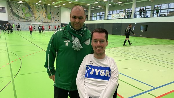 Turnierdirektor Mohamed Ben Ayed (links) mit Oliver Brendler, der mit einer körperlichen Behinderung im Rollstuhl sitzt. - © Sebastian Lucas