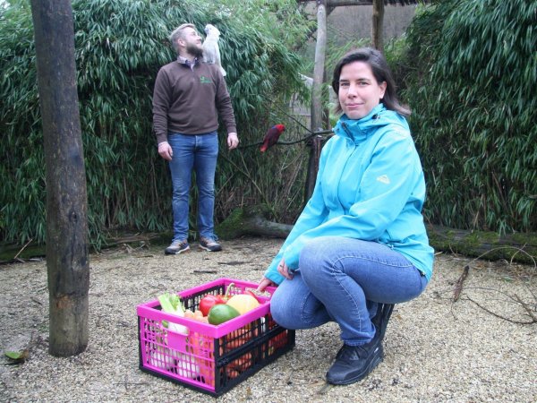 Hilfe aus dem Herzen: Marc Phillip Eckstein (links) und seine gefiederten Freunde konnten sich dieses Jahr auf Bianca Adam-Null verlassen. Sie hat den Vogelpark Heiligenkirchen besonders durch die Coronakrise in diesem Jahr gehofen. - © Yannick Sonntag(LZ)