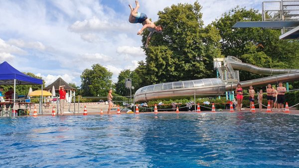 Justin Heidemann beim Sprungwettbewerb. - © Stadtwerke Bad Salzuflen