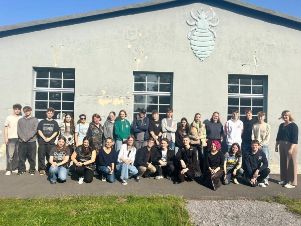 Die Gruppe der Jugendlichen aus drei Ländern hat sich mit Kulturhistorikerin Carolin Wenzel von der Akademie am Tönsberg (rechts) die Stalag-Ausstellung angesehen und später auch den sowjetischen Ehrenfriedhof. Fotos: Karin Prignitz - © privat