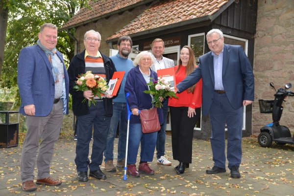Die Jubilare Friedrich Rinsche (Zweiter von links) und Jutta Streffing (Vierte von links) feierten zusammen mit Thorsten Klatt van Eupen (Stadtverbandsvorsitzender), Gottfried Eichhorn, Alexander Baer (MdL), Katrin Freiberger (SPD-Kreisvorsitzende) und Michael Reuter (Ortsvereinsvorsitzender) das 120jährige Bestehen des SPD Ortsvereins Blomberg. - © Rüdiger Haase