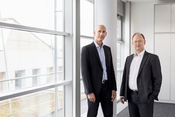 Dr. Claus Bischoff (links) tritt die Nachfolge von Frank Maier als "Chief Technology Officer" der Lenze-Gruppe an. - © Lenze