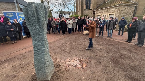 Am Freitagnachmittag ist vor rund 130 Teilnehmerinnen und Teilnehmern an der reformierten Kilianskirche in Gegenwart des Bildhauers Helmut Schön (vorne) das Mahnmal eingeweiht worden, das an die schrecklichen Ereignisse vor mehr als 80 Jahren erinnert. - © Thomas Reineke