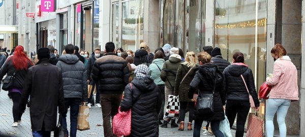 Von beiden Seiten hat sich bei Zara eine Schlange gebildet. - © Wolfgang Rudolf