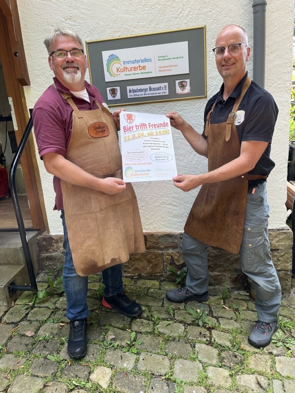 Geschäftsführer Dirk Beckmann (links) und Schatzmeister Dirk Meinberg laden zum Jubiläum. - © Schwalenberger Brauzunft