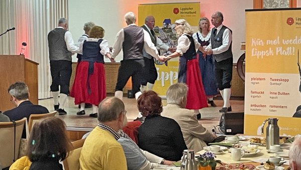 Der "Original Leopoldshöher Volkstanzkreis" trat bei Plattdeutschen Nachmittag auf. - © Toppmöller
