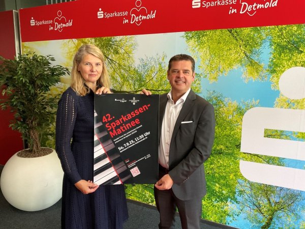 Theaterintendantin Kirsten Uttendorf und Sparkassenvorstand Andreas Trotz laden zur Matinee. - © Sparkasse Paderborn-Detmold-Höxter