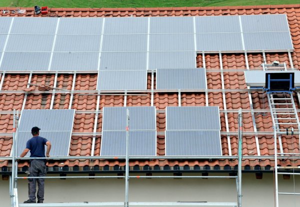 Wer Solarmodule auf dem Dach installiert hat, speist einen Teil oder den gesamten erzeugten Strom ins Netz ein. Dafür wird vom Staat eine fixe Vergütung bezahlt. - © dpa