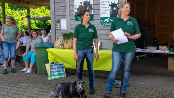 Gisela Krohn (rechts) und Claudia Wendt-Sölter leiten das "Animal" Tierprojekt von Eben-Ezer. Seit 25 Jahren wächst es und hat eine überaus positive Bilanz. - © rw-system