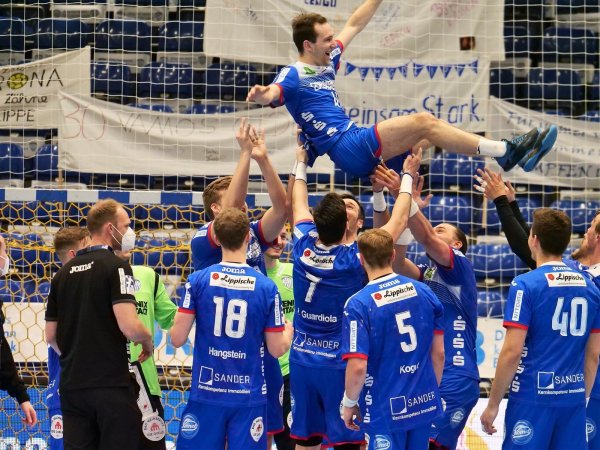 So werden nur Champions gefeiert: die TBV-Spieler lassen ihren fixen Rechtsaußen Maxim Schalles hochleben. Fotos: Jörg Hagemann - © Jörg Hagemann