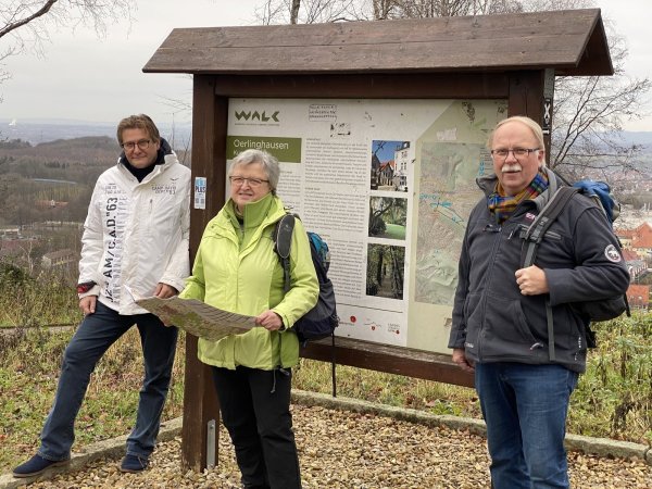 Sie kümmern sich um Wandern und Tourismus in die Region: Günter Weigel (v. l.), Barbara Brockmann und Klaus Biere auf dem Tönsberg am Windmühlenstumpf. An dieser Stelle mündet die Himmelsleiter auf den Hermannsweg. - © Horst Biere