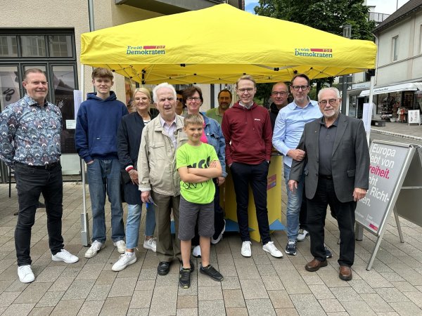 Mitglieder der lippischen FDP um Kreisgeschäftsführer Torben Hundsdörfer (Vierter von rechts) an einem Wahlkampfstand in der Bad Salzufler Innenstadt. - © FDP Lippe