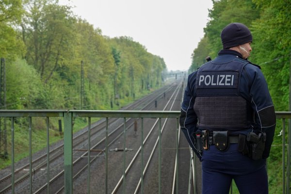 Ein Polizist in der Nähe des Einsatzortes. Die Bahnstrecke zwischen Bielefeld und Herford musste wegen eines Einsatzes gesperrt werden. - © Paul Brinkmann