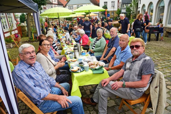 Beim Bürgerbrunch in der Brauergildestraße sind die Tische reichlich gedeckt. - © Nicole Ellerbrake
