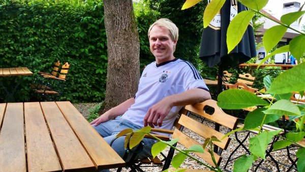 Dr. Alexander Kirsch im Biergarten seines Restaurants Court No12 in Lemgo. - © Jörg Hagemann