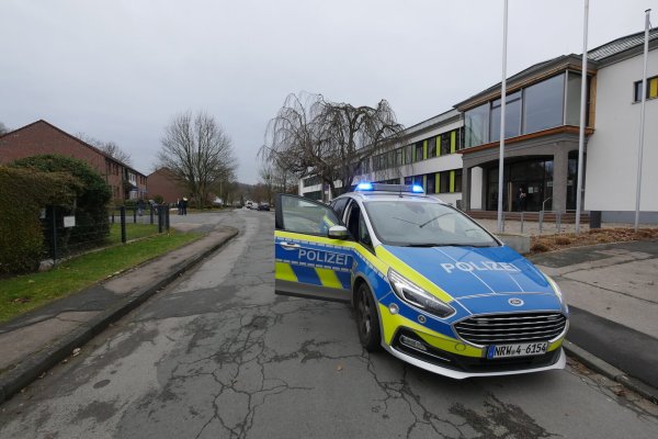 Vor dem Haupteingang des Dietrich-Bonhoeffer-Berufskollegs (rechts) kam es am 17. Februar 2023 in der Mittagszeit zu einer gewalttätigen Auseinandersetzung zwischen zwei Gruppen. Messer, Brecheisen und Schlagstock waren dabei im Einsatz. - © Jost Wolf