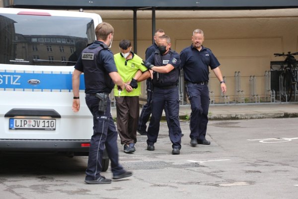Die Staatsanwaltschaft Detmold hat nun Anklage gegen den mutmaßlichen Axtmörder Elchin A. erhoben. Das Foto entstand kurz nachdem der Tatverdächtigte nach mehrwöchiger Flucht dem Haftrichter in Detmold vorgeführt worden war. - © Janet König