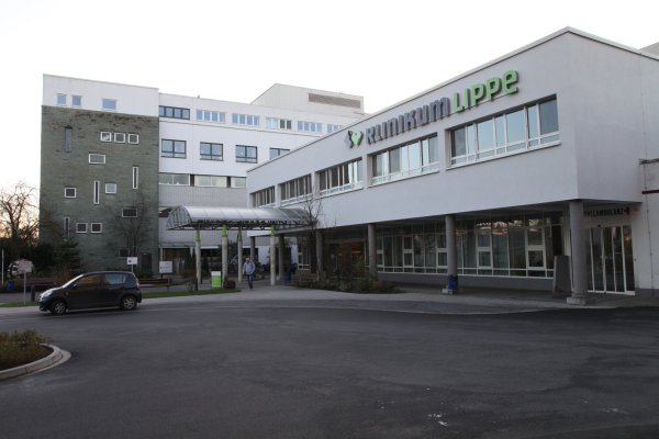 Am Standort Lemgo des Klinikums Lippe soll ein Mann vier betagte Patientinnen in ihren Betten unsittlich angefasst haben. Wegen der sexuellen Übergriffe steht eine männliche Reinigungskraft Mitte Oktober vor Gericht. - © Bernhard Preuss
