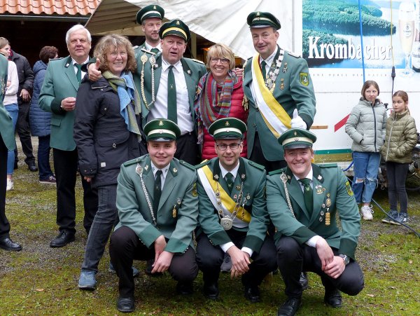 Die neuen Regenten: „Silber-König" Elmar Reker (hinten von rechts), Königin Dagmar Gerke, Knecht Björn Gerke und Hofdame Conny Werner sowie (vorne Mitte) Jungschützenkönig Cedrik Gröne mit seinen Knechten Marek Gröne (rechts) und Rico Marx. - © Rudi Rudolph