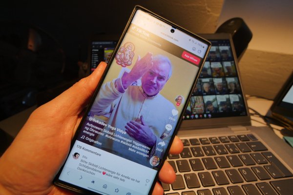 Mit Skibidi-Clips ist Sukadev Bretz derzeit sehr produktiv. Auf seinem TikTok-Kanal (im Hintergrund) sind hunderte Kurzvideos zu sehen, in denen der Yoga-Vidya-Leiter die Segensbitten - auch von vielen Schülern - erfüllt. - © Jost Wolf
