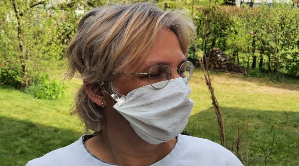 Heike Rottkamp trägt eine ihrer selbstgebastelten Masken. Die Konstruktion kommt in ihrem Bekanntenkreis gut an.  - © Uwe Rottkamp
