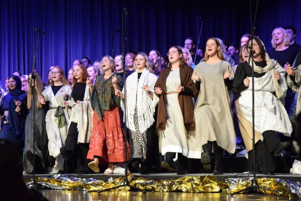 Der große Mennoniten-Chor hat für das Weihnachtsmusical eine Reihe von Liedern einstudiert. Viele Sängerinnen und Sänger verkleiden sich für ihre Rollen. Foto: Karin Prignitz - © Karin Prignitz