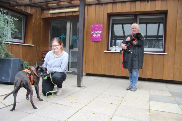 Tierisch süß: Hundehaus-Leiterin Melanie Vogt (rechts) trägt Welpen "Bounty" auf dem Arm. Marie Johannimloh (links) betreut Boxerhündin Grace. - © Yannick Sonntag(LZ)