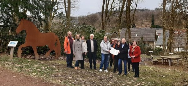 Kurdirektor Thorsten Brandt und Bürgermeister Heinz-Dieter Krüger freuen sich mit Vertretern des Ortsvereins, der Politik und der Bezirksregierung über die Re-Zertifizierung des Luftkurorts. - © GesUndTourismus Horn-Bad Meinberg