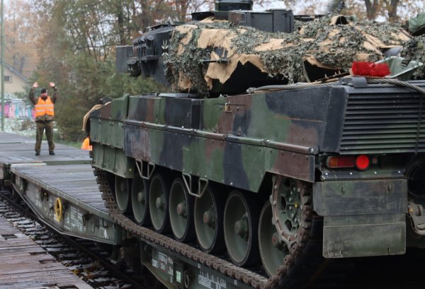 Volle Konzentration: Beim Verladen der Leoparden ist äußerste Vorsicht geboten. Die Kettenränder ragen über die Ladefläche des Flachwagons hinaus. Der Einweiser dirigiert den Stahlkoloss bis zu seinem endgültigen Stellplatz. - © Bundeswehr / Torben Schreiber