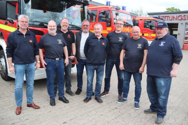Die Gründungsmitglieder der Oerlinghauser Jugendfeuerwehr halten nach wie vor Kontakt. Von links: Klaus Fillies, Frank Adam, Frank Dawitz, Detmar Gnaß, Henning Tödtmann, Jochen Tilleke, Klaus Sieveke und Hauke Tödtmann. Foto: Knut Dinter - © Knut Dinter