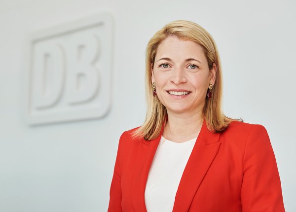 Evelyn Palla arbeitete für die österreichische ÖBB und saß im Vorstand der ÖBB Personenverkehr AG. 2019 wechselte sie zur Deutschen Bahn. - © Deutsche Bahn