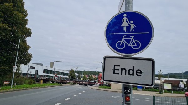 Für Radfahrer auf der Bahnhofsstraße ist der Radweg ein kurzes Vergnügen: Er endet an der Bahnschranke. Foto: Marianne Schwarzer - © Marianne Schwarzer(LZ)