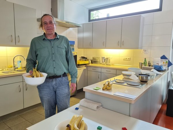 Aus Leidenschaft: Seinen Job als Alltagshelfer übt Peter Sander aus Lage gern aus. Noch darf er ihn in reduzierter Form weitermachen und in einer Kita in Brake helfen. - © Yannick Sonntag(LZ)