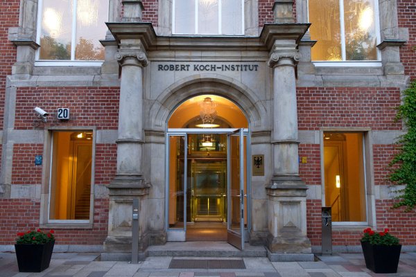 Das Robert Koch-Institut (RKI) will eine Umfrage durchführen und sucht dafür Teilnehmende. Um genügend Personen zu finden, verschenkt das Bundesinstitut Geld. - © dpa