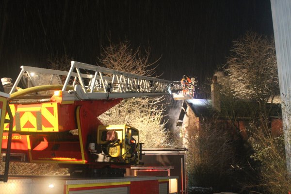 Die Ermittlungen zu dem Brand in einem ehemaligen Stellwerk der Deutschen Bahn in der Max-Planck-Straße am 8. Januar laufen noch. - © Foto: Daniel Hobein / Feuerwehr Bad Salzuflen