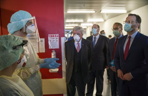 Ein Bild, das Beschäftigte in der Krankenpflege derzeit wütend macht: Führende Politiker informieren sich über die Belastung in der Krankenpflege, wollen die versprochenen steuerfreien Bonuszahlungen für Schwestern und Pfleger aber nicht zahlen. - © Verwendung weltweit