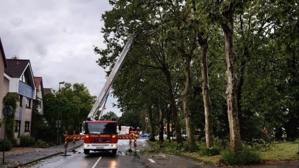 Die Feuerwehr rückte zu insgesamt sieben Einsätzen aus, auch die Walhallastraße war zeitweise gesperrt. Foto: Feuerwehr Bad Salzuflen - © Feuerwehr Bad Salzuflen