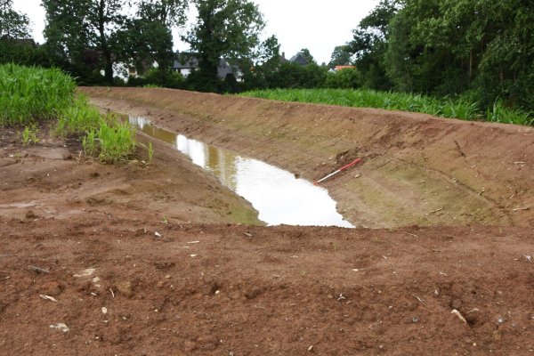 Entlang des Klüter Bachs hat die Stadt zum Schutz vor Hochwasser einen Wall mit Auffangmulde angelegt, der Regenwasser davon abhalten soll, ungebremst in die Ortschaft zu strömen. - © Raphael Bartling