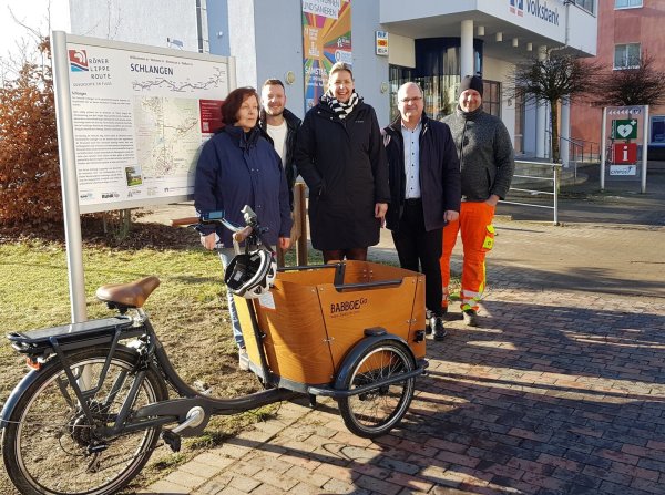 Freuen sich über die neue Infotafel: Autorin Annette Fischer, Niklas Hecker (Tourismus Schlangen), Iris Brockmeier (Volksbank Schlangen), Bürgermeister Marcus Püster und Bauhofmitarbiter Boris Gotmann (von links). - © Gemeinde Schlangen