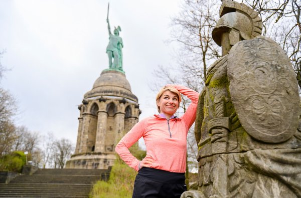 Fit genug? WDR-Moderatorin Sabine Heinrich wagt sich am Sonntag an das Abenteuer Hermannslauf. Der WDR strahlt die Dokumentation am 4. Mai ab 9.45 Uhr aus. - © WDR/Klarlogo GmbH/Julia Feldhage