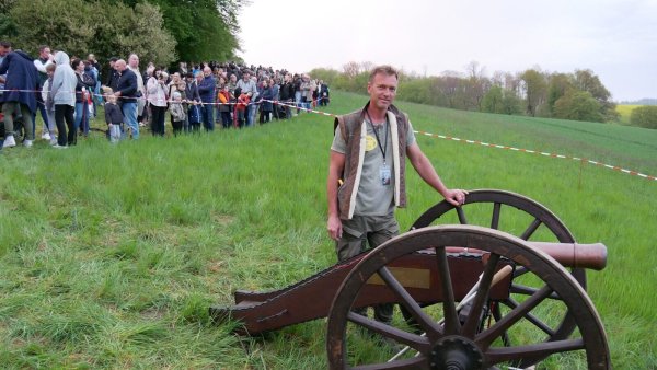 Beim Feuerräderlauf bedient Sergej Friesen die Kanone "Brokhauser Berta". - © Thomas Krügler