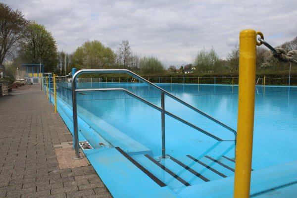 Die Freibäder in Detmold werden derzeit auf die anstehende Badesaison vorbereitet. - © Nico Düllmann
