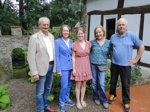 Freuen sich auf kulturelle Events im frisch renovierten Torhaus des Wasserschlosses Reelkirchen (von links): Josef Niehoff (ehemaliger Bürgermeister von Schöppingen), Christina Rau (Sponsorin) sowie die „Schlossherrschaft“ Tochter Sunna, Dr. Sigrun Brunsiek und Josef Spiegel. Foto: Hajo Gärtner - © Hajo Gärtner